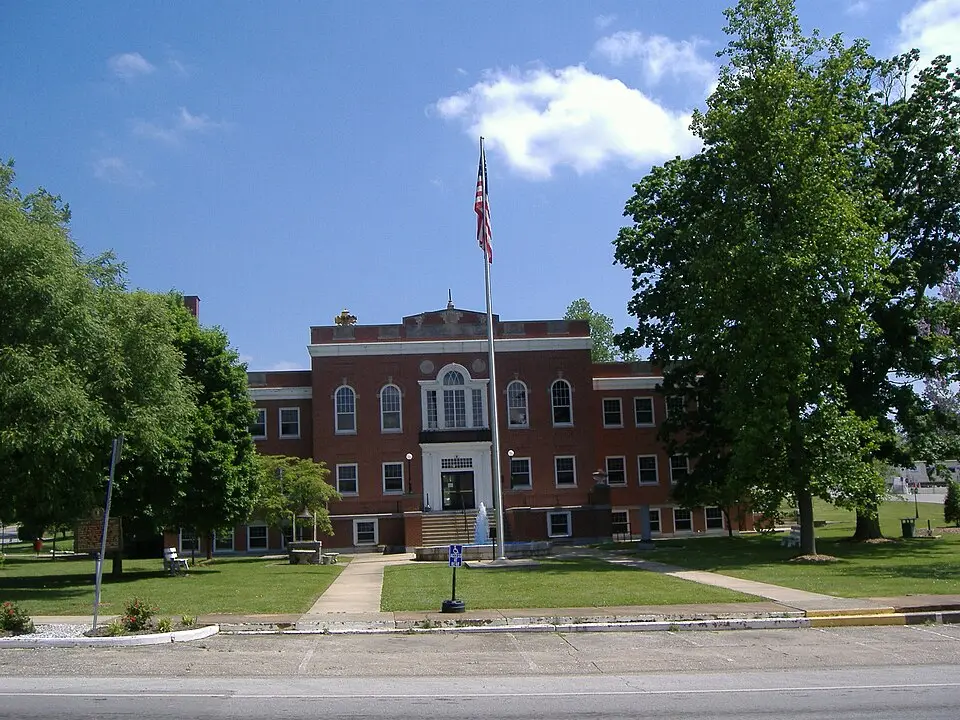 Red brick Hart County Courthouse in Munfordville, Kentucky